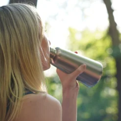 Waterfles Lund London Skittle Dubbelwandig Midnight 0,5 L -Outdoor Supply-NL 50604556916547 7317skittle bottle originaladventurestainless steel khakilifestyle 4 1 scaled e1679069602644