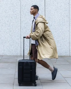 Reiskoffer Db Ramverk Front-access Carry-on Green Ray 15 Reiskoffer Db Ramverk Front-access Carry-on Green Ray -Outdoor Supply-NL 70713136002734 ramverk20front access20carry20on20black onperson