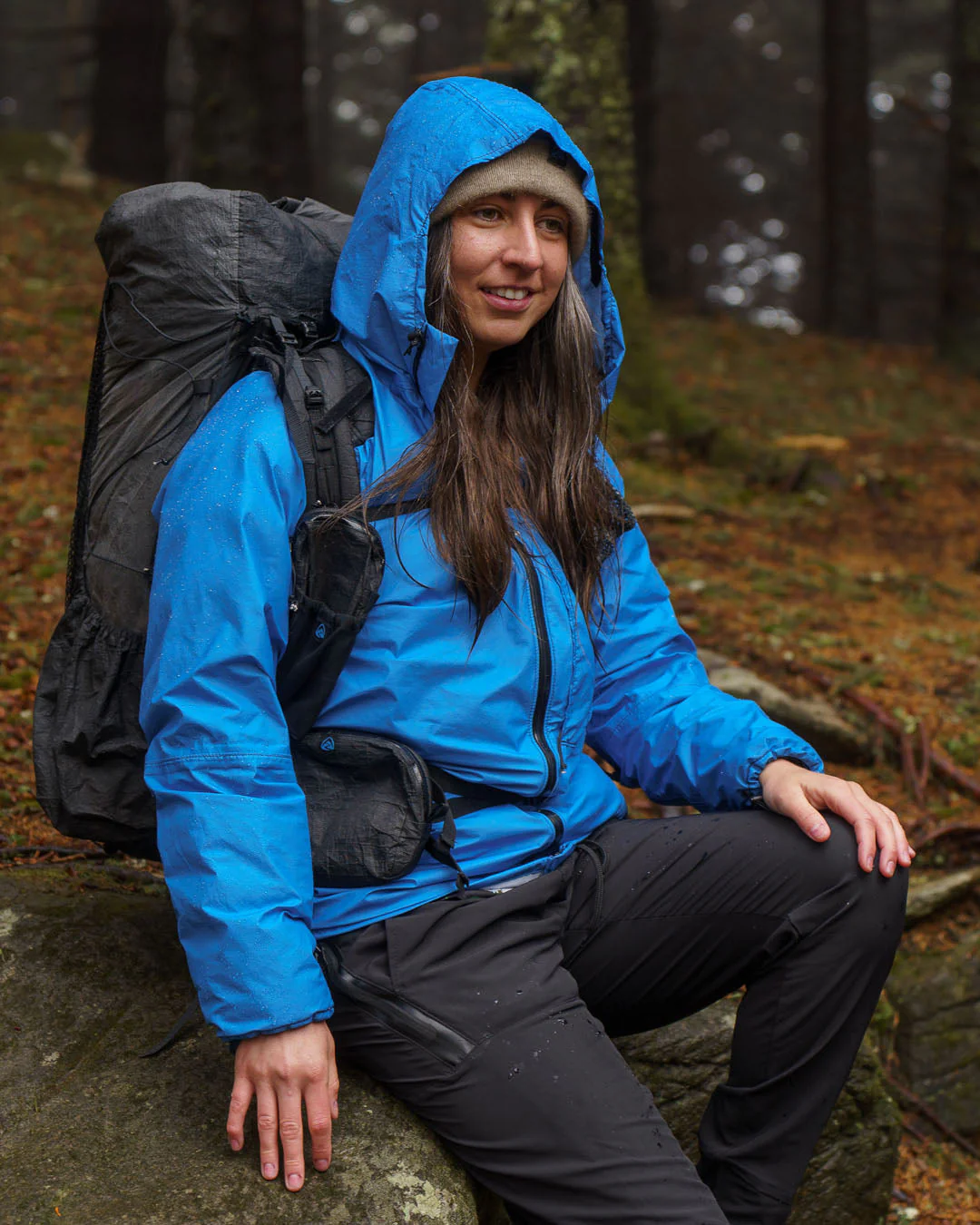 Voorkant -Outdoor Supply-NL zpacks womens vertice rain jacket lifestyle portrait 01 2048x 36d5442b d528 4476 aa7f